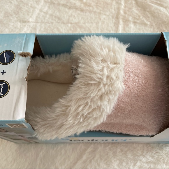 New in box Pink Indoor/Outdoor Slippers - Picture 2 of 6